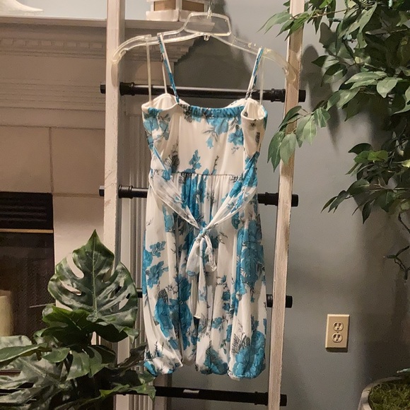 Cute summer time dress! - Picture 4 of 5